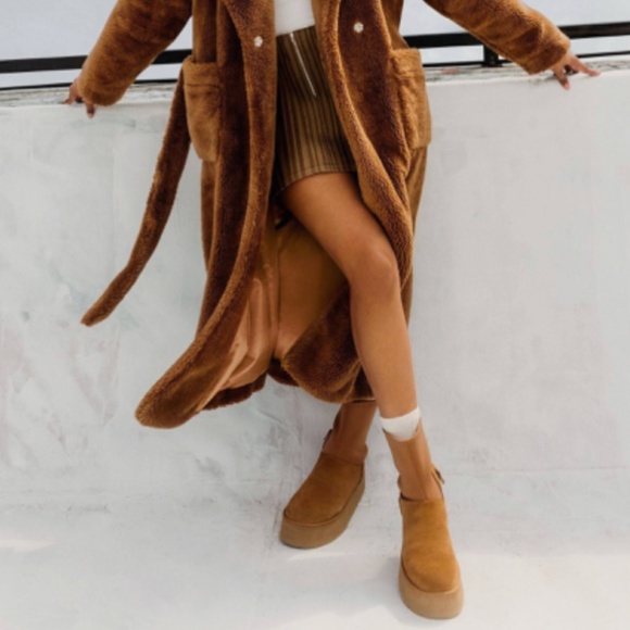 New UGG Women’s Classic Platform Boots - Picture 5 of 11